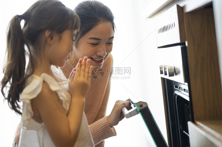 小女孩和妈妈一起烹饪图片