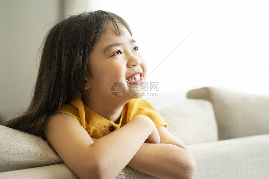 幸福快乐的小女孩肖像图片