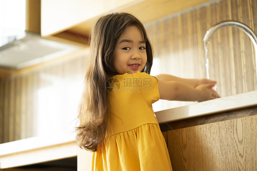 可爱小女孩洗手图片