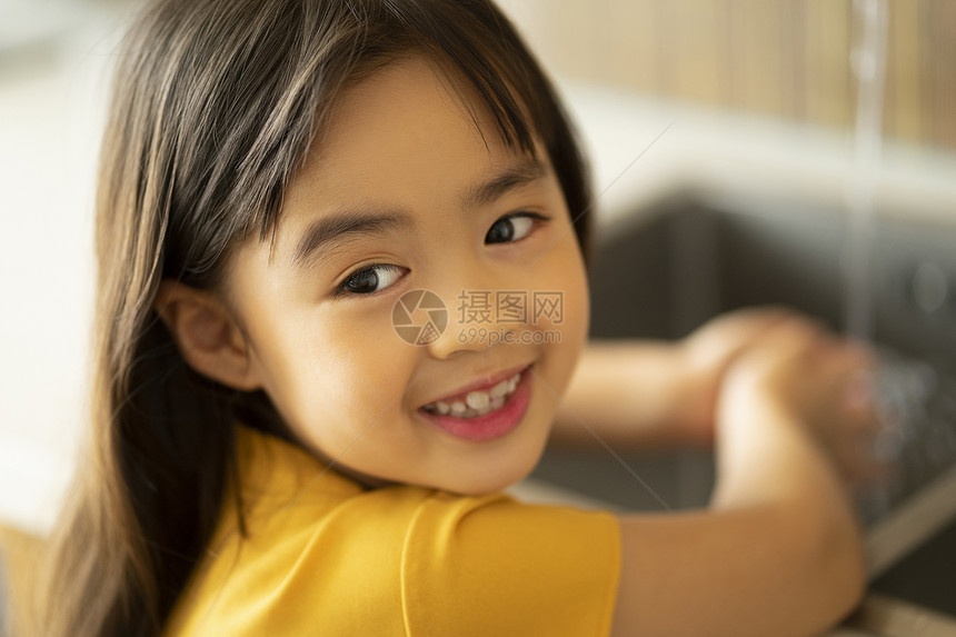 开心笑的可爱小女孩图片