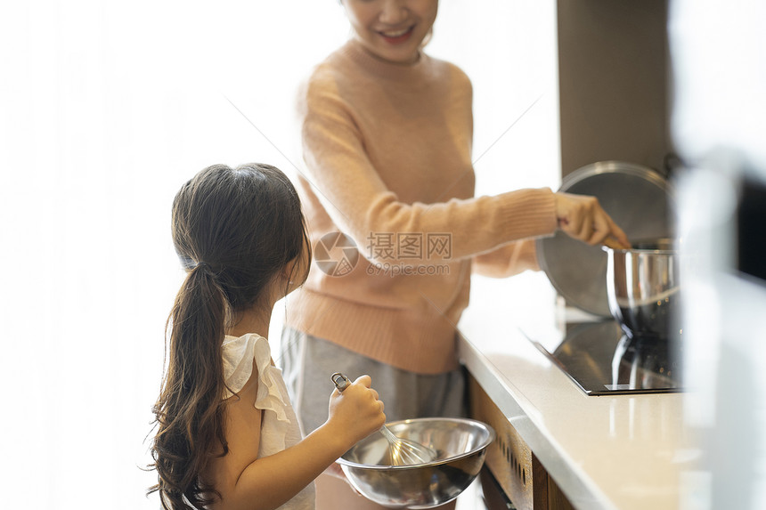 居家陪伴小孩的妈妈图片