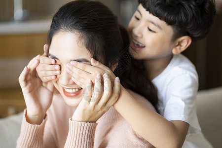 居家陪伴小孩的妈妈图片