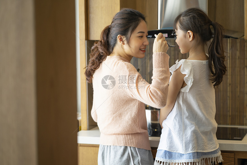 母女快乐的居家日常生活图片