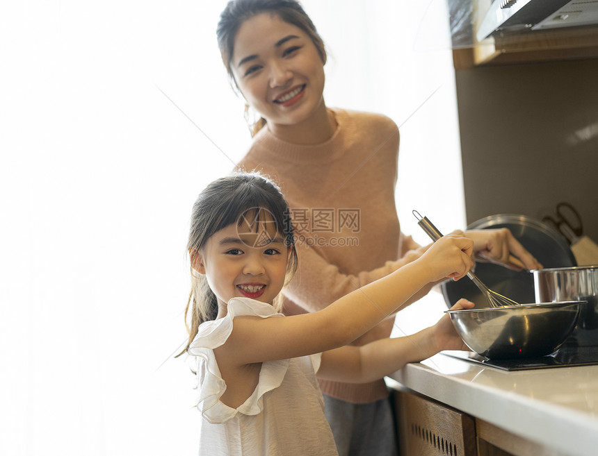 母女快乐的居家日常生活图片