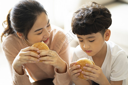 女亲密父母和小孩父母和孩子的生活方式餐图片