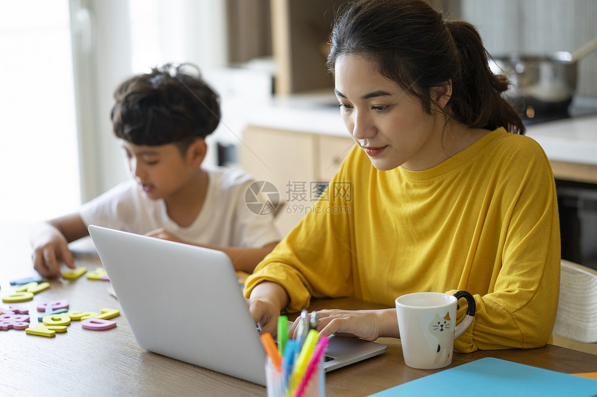 个人计算机妈妈主妇父母和孩子的生活方式育儿形象图片