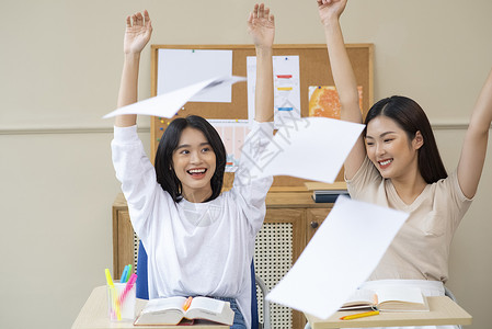 开心抛书本资料的女大学生图片