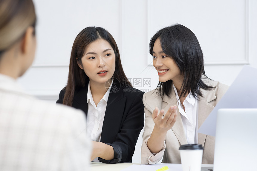 年轻女人事主管工作面试图片