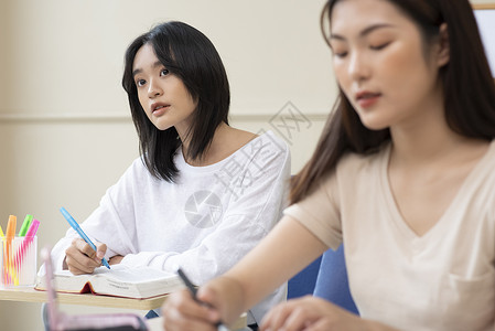 英国人校园亚洲人女学生学生班女孩高清图片素材