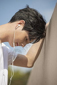 男人带耳机听音乐图片