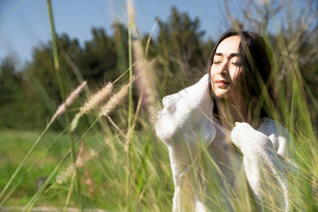 出游迎秋青春洋溢的女青年背景