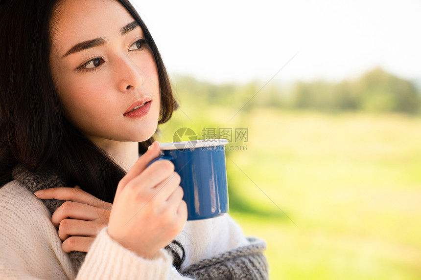 青春洋溢的女青年图片