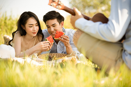 年轻情侣户外野餐笑脸高清图片素材
