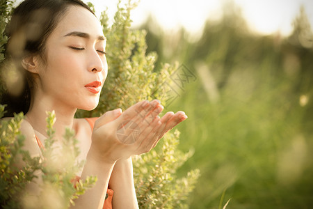 户外游玩的年轻女子图片