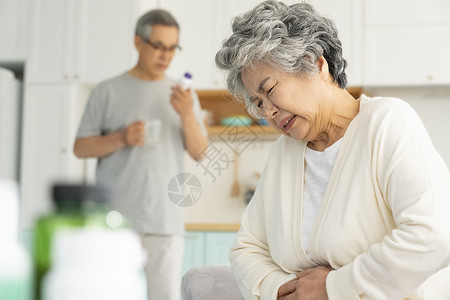 老年人奶奶肚子疼高清图片