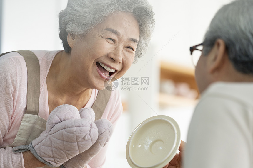 微笑的老年女性图片