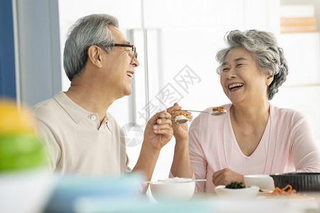 居家用餐的老年夫妇图片