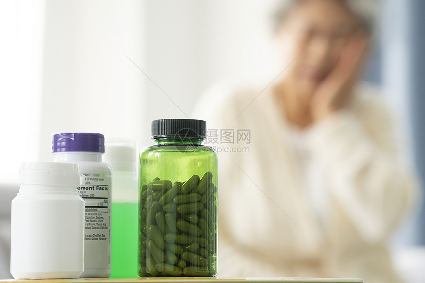 桌上的药瓶图片