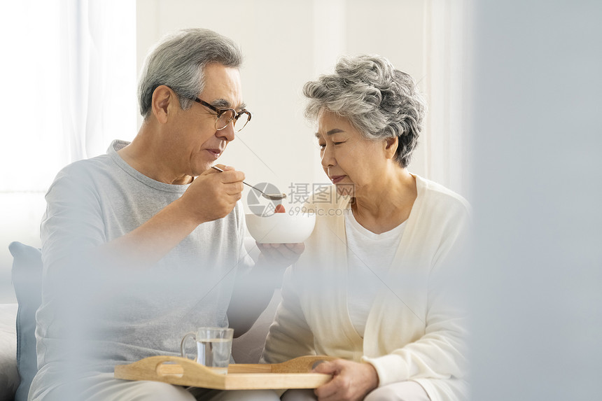 喂饭亲密的老年夫妇图片