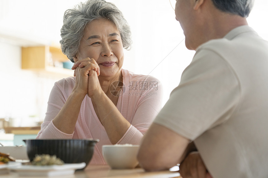 看着老伴微笑的老年女性图片