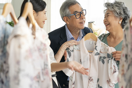 老年夫妻到服装店购买衣服笑高清图片素材