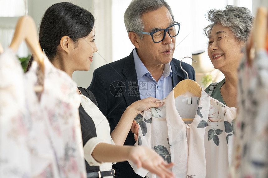 老年夫妻到服装店购买衣服