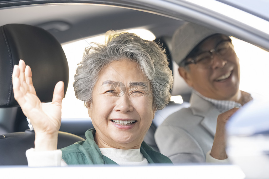 自家出游的老年夫妻图片