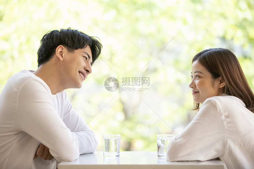 咖啡馆约会的年轻情侣图片
