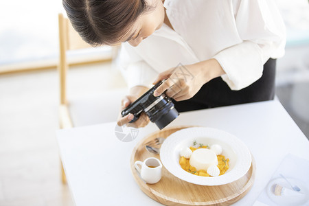 拍摄食物图片的摄影师特写图片