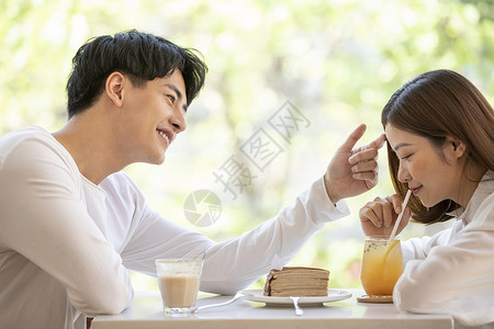 咖啡馆约会的甜蜜情侣图片