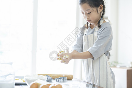 厨房制作烤饼干的可爱女孩图片