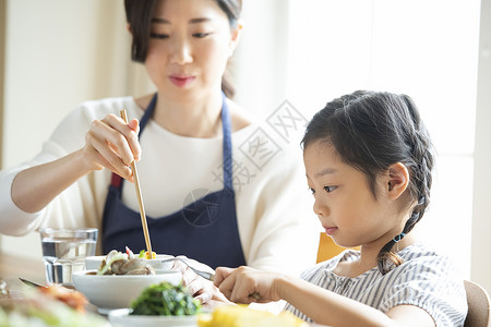 餐桌上吃饭的母女图片