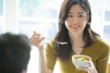 用餐的青年女子筷子高清图片素材