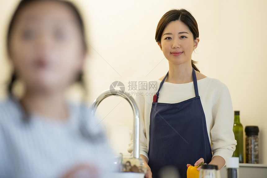 厨房穿着围裙的成年女子图片