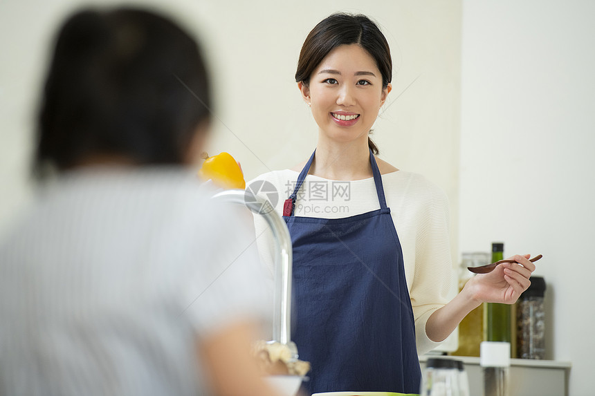 厨房穿着围裙的家庭主妇图片