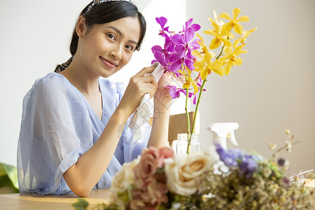 放松插花干花一个女人种花图片