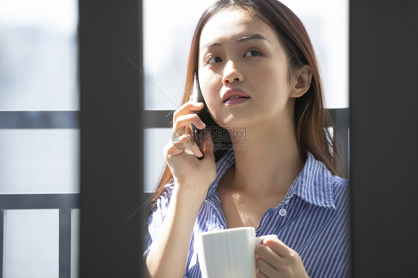 舒服智能手机商界女放松的女商人图片