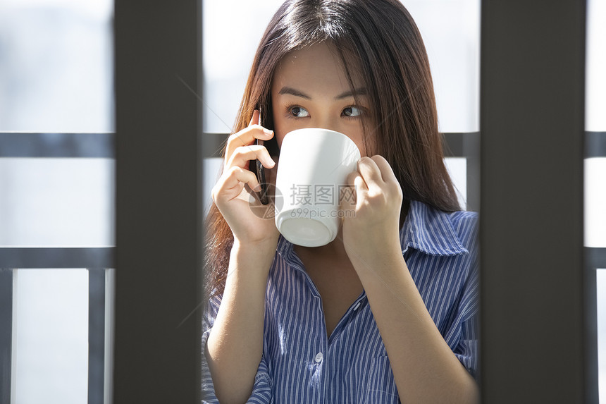 房屋幸福二十多岁放松的女商人图片