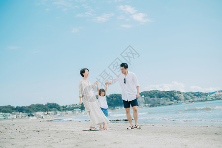 海事的女生海滨享受海水浴的家庭背景图片