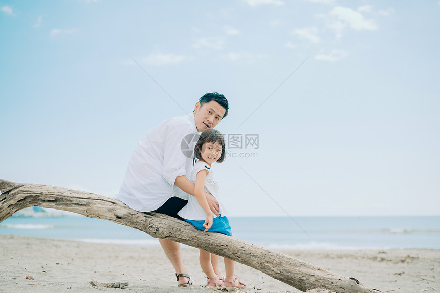 远足文稿空间回看享受海水浴的家庭图片