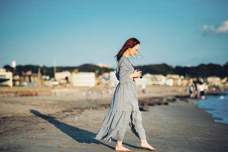 文艺美女海边旅行图片