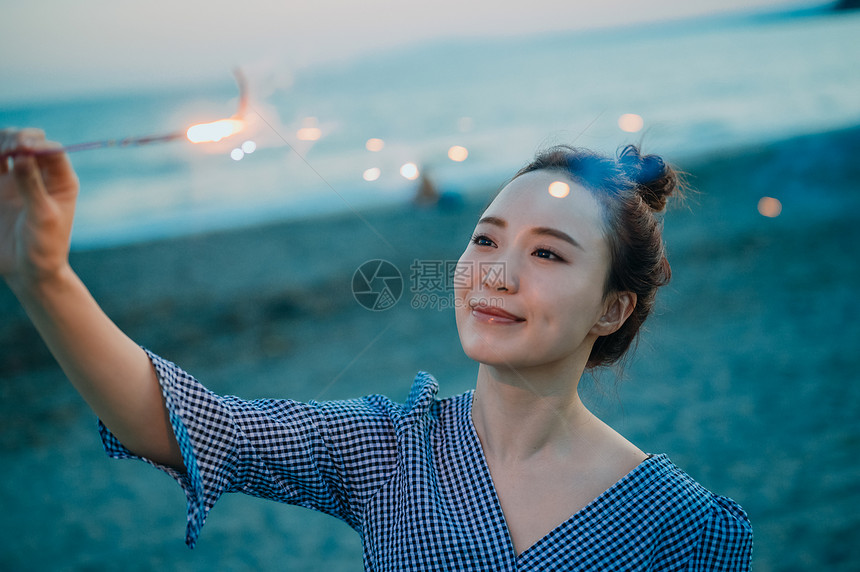 海边沙滩漫步的美女图片