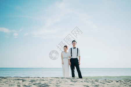 男异夫妇干净海边婚礼肖像图片