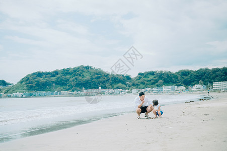 海边旅游玩耍的父女图片