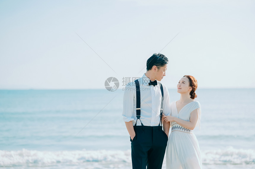 海边的新婚夫妻图片