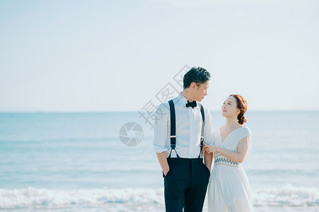 海边的新婚夫妻高清图片