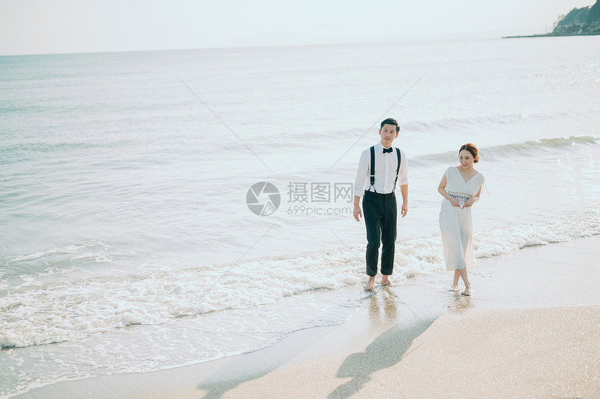 海边拍婚纱照的一对新人图片