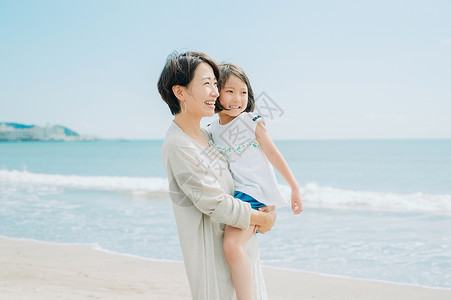 海边开心的母女俩图片