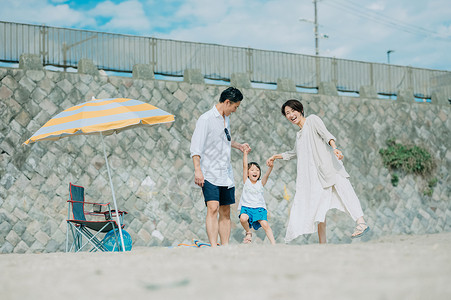 海边玩耍的一家人图片