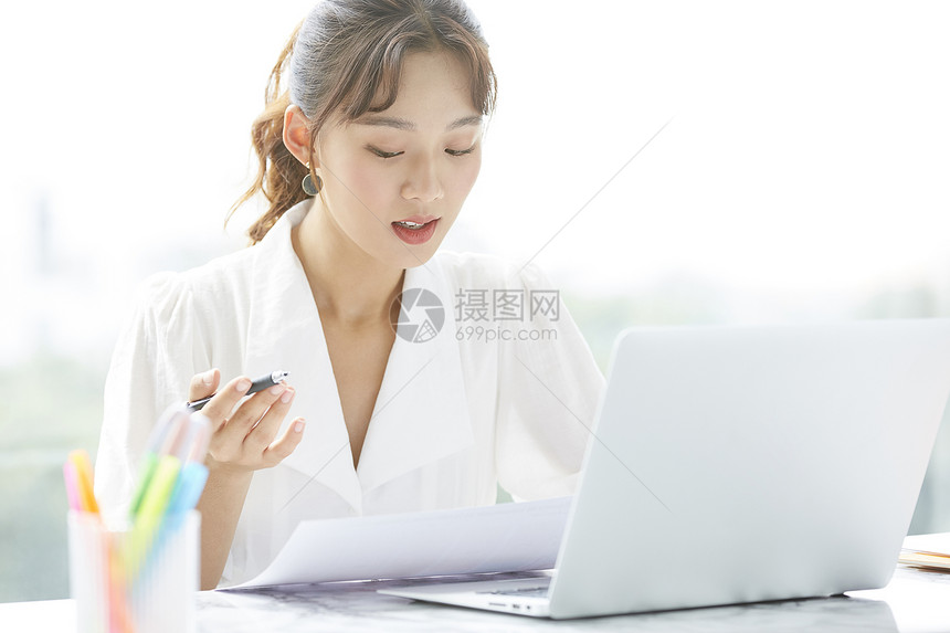 女孩计算机衬衫少妇书桌工作场面图片